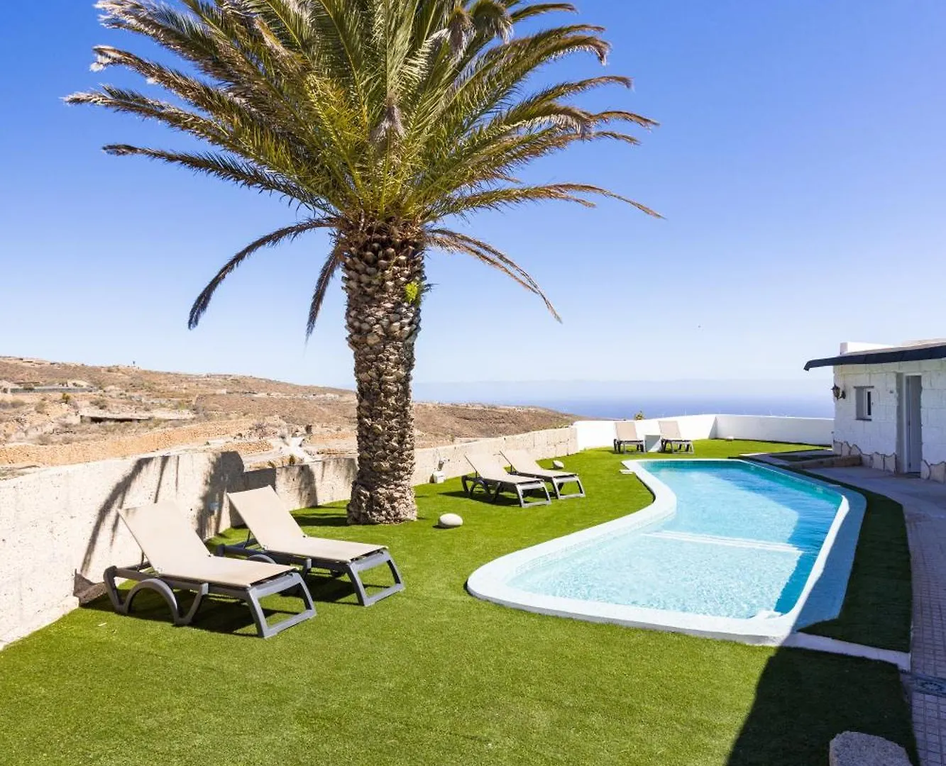Apartamentos Y Estudios Oasis Tenerife Rentals Con Piscina Climatizada Y Cocina Exterior location
