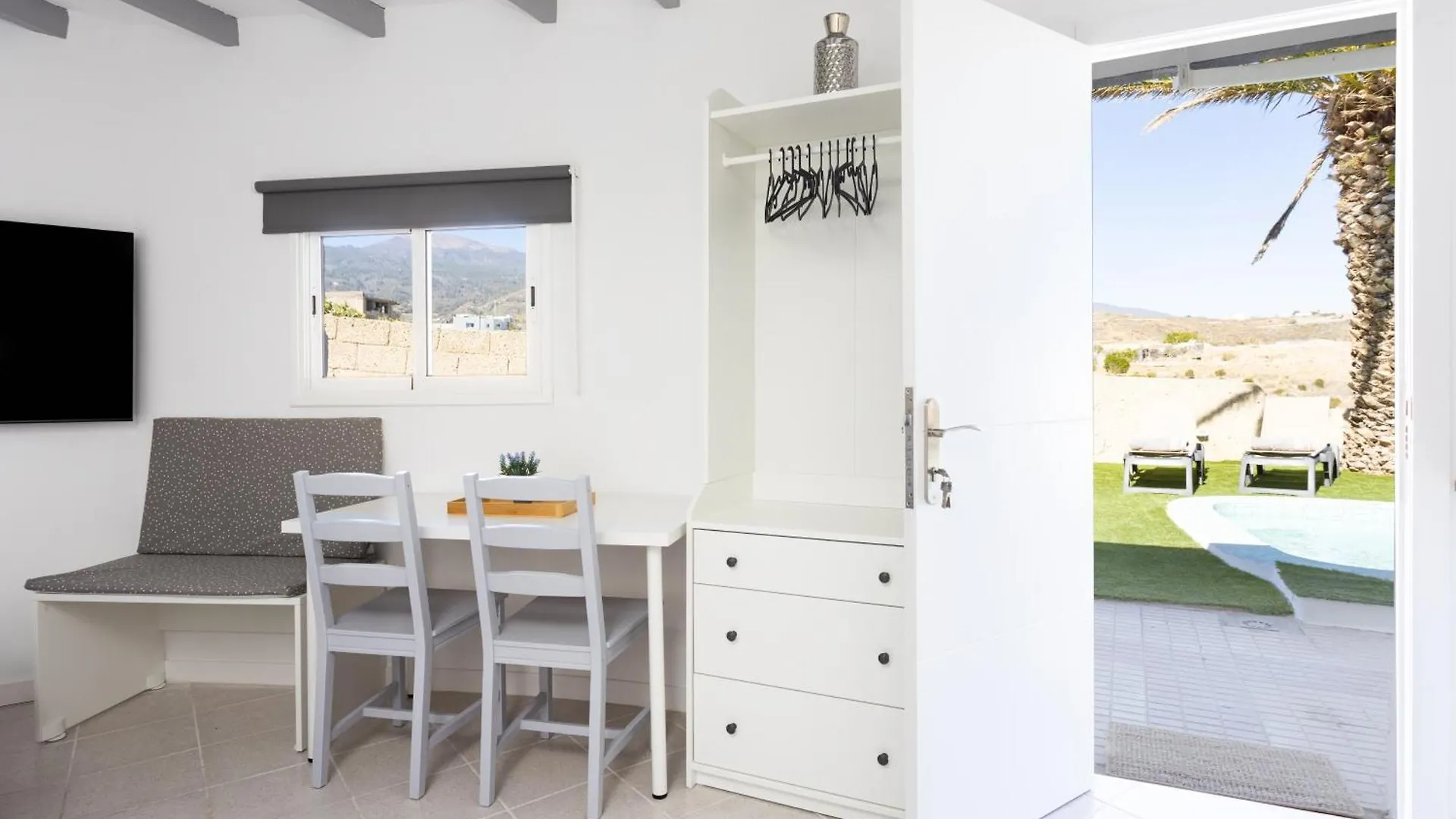 Apartamentos Y Estudios Oasis Tenerife Rentals Con Piscina Climatizada Y Cocina Exterior El Draguito