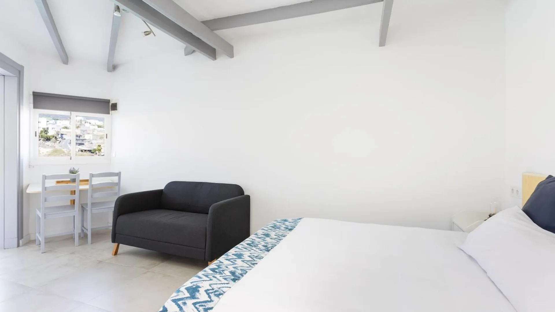 Apartamentos Y Estudios Oasis Tenerife Rentals Con Piscina Climatizada Y Cocina Exterior El Draguito