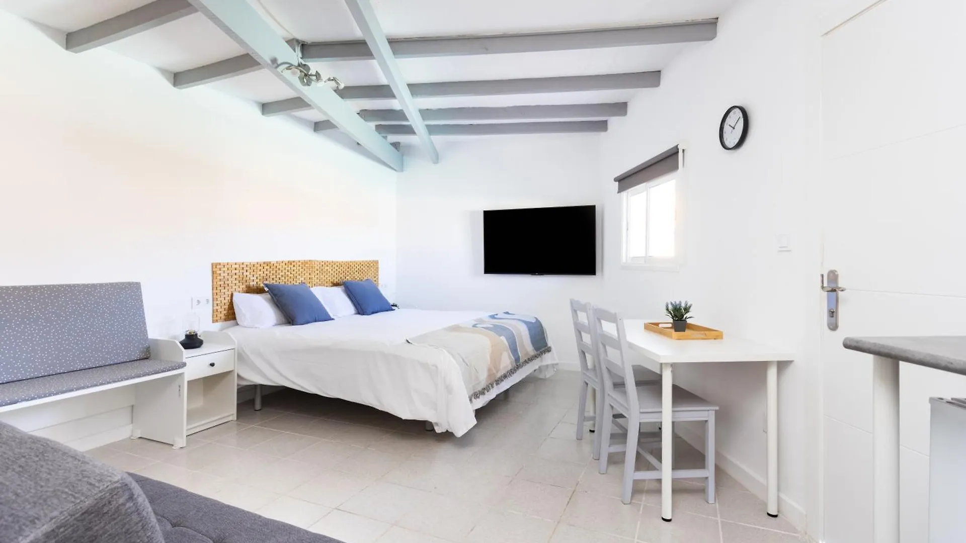 Apartment Apartamentos Y Estudios Oasis Tenerife Rentals Con Piscina Climatizada Y Cocina Exterior El Draguito