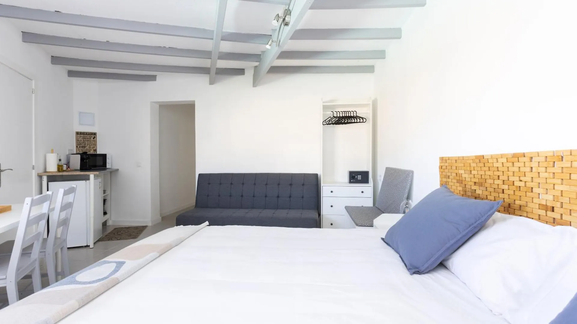 Apartamentos Y Estudios Oasis Tenerife Rentals Con Piscina Climatizada Y Cocina Exterior El Draguito 0*,  Spain
