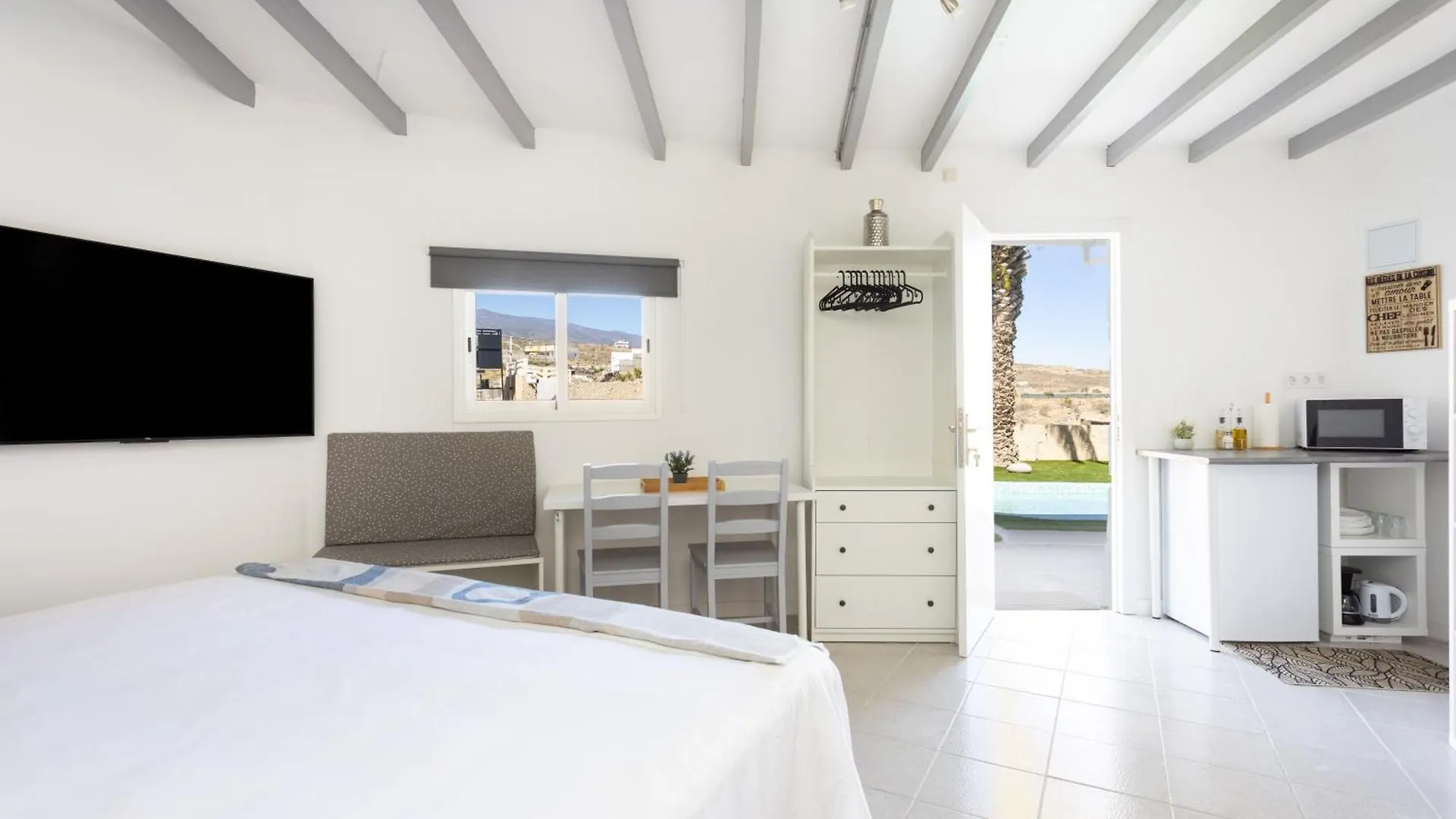 Apartment Apartamentos Y Estudios Oasis Tenerife Rentals Con Piscina Climatizada Y Cocina Exterior El Draguito Spain