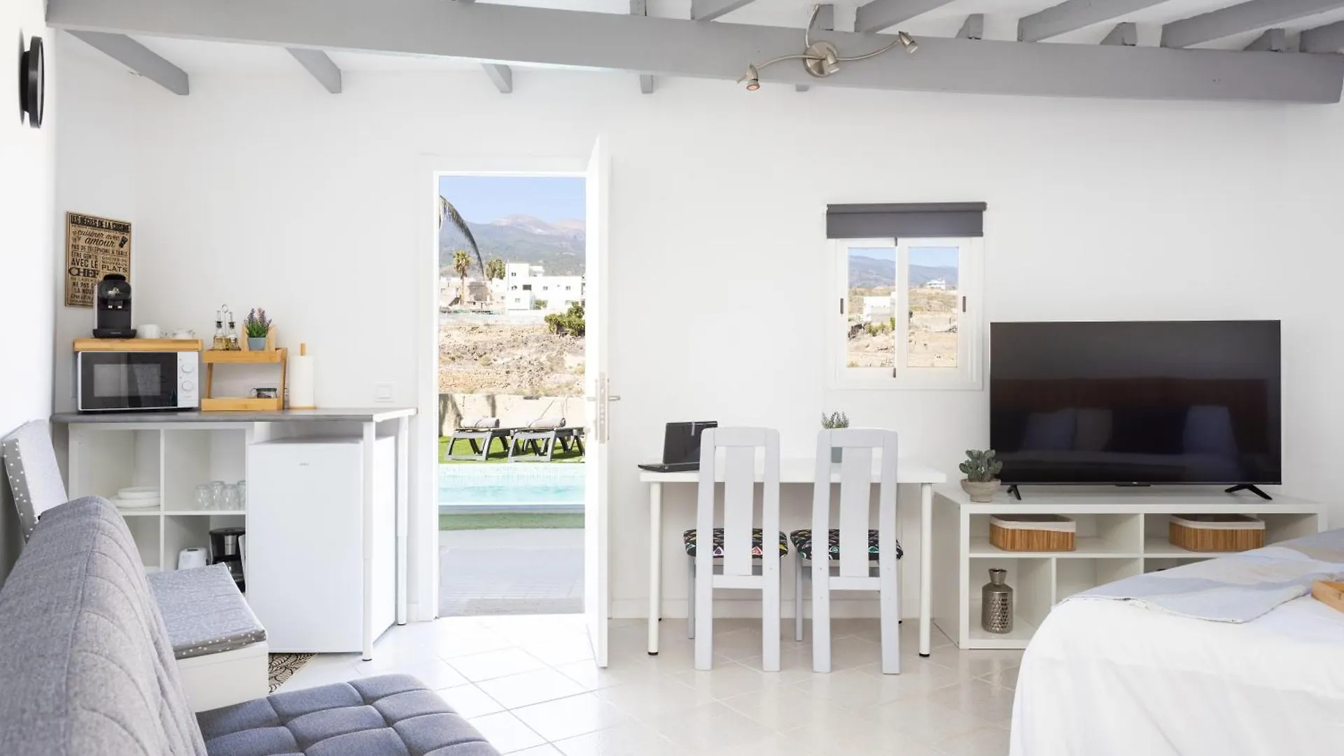 Apartamentos Y Estudios Oasis Tenerife Rentals Con Piscina Climatizada Y Cocina Exterior El Draguito