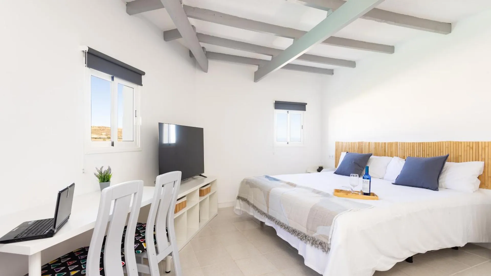 Apartamentos Y Estudios Oasis Tenerife Rentals Con Piscina Climatizada Y Cocina Exterior El Draguito 0*,  Spain