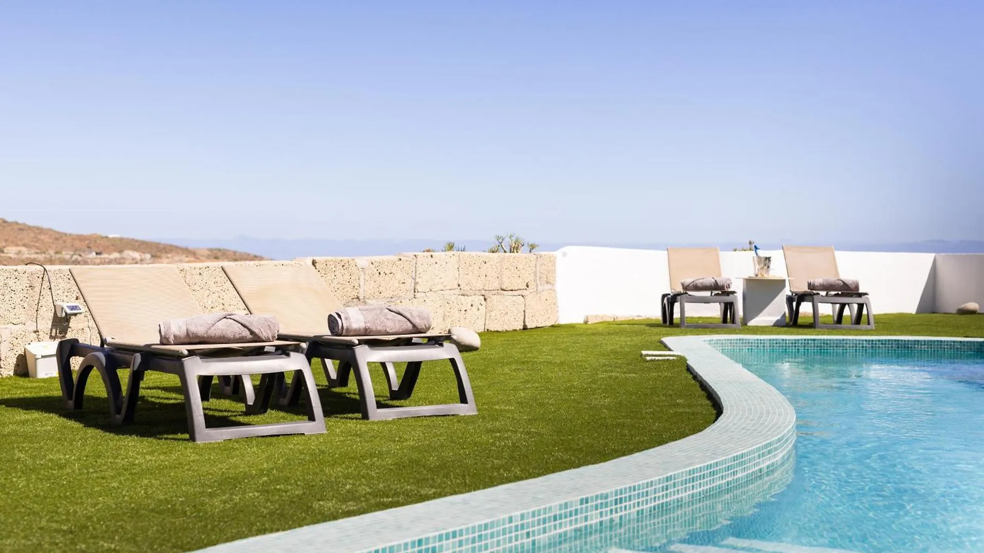 Apartamentos Y Estudios Oasis Tenerife Rentals Con Piscina Climatizada Y Cocina Exterior El Draguito
